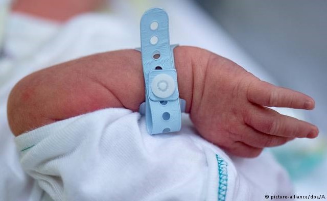شرطية ترضع طفلاً مهملاً في مشفى خلال مناوبتها