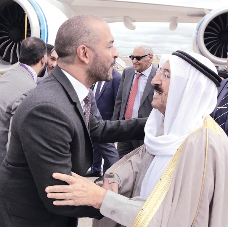 صاحب السمو الأمير الشيخ صباح الأحمد مصافحا أحد مودعيه