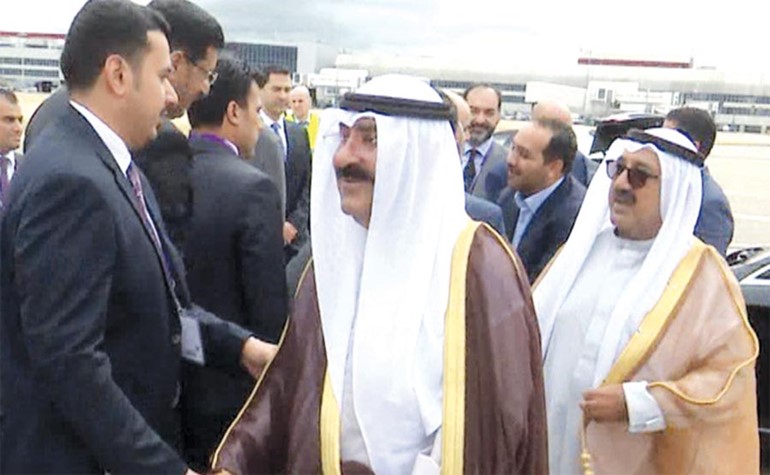 الشيخ مشعل الأحمد مصافحا مودعيه بحضور الشيخ ناصر صباح الأحمد