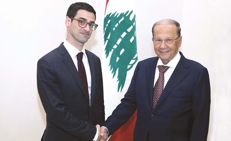 الرئيس ميشال عون مستقبلا مساعد وزير الدفاع الاميركي روبرت ستوري كاريم في بعبدا- (محمود الطويل)﻿
