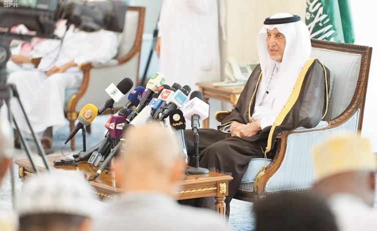 صاحب السمو الملكي الأمير خالد الفيصل مستشار خادم الحرمين الشريفين أمير منطقة مكة المكرمة رئيس لجنة الحج المركزية متحدثا للصحافيين (واس)﻿