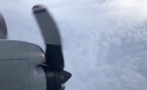 بالفيديو.. مشهد مرعب لطائرة تدخل عين إعصار قرب هاواي