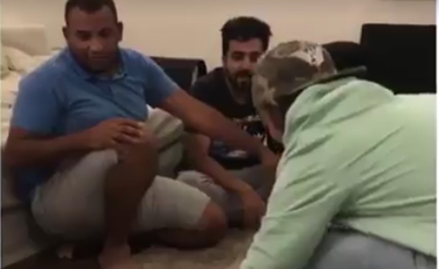 بالفيديو.. رد فعل مجموعة من الشباب بعد مقلب أحد أصدقائهم