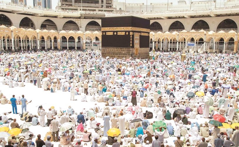 حجاج ومعتمرون وزوار يؤدون صلاة الجمعة في المسجد الحرام 	(واس)﻿