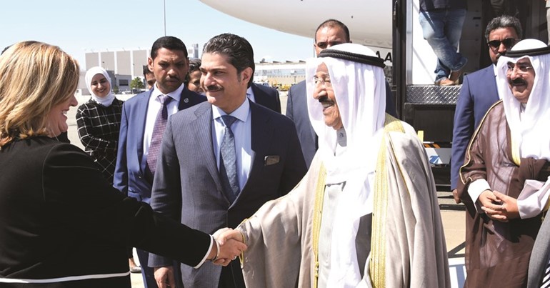 صاحب السمو مصافحا إحدى مستقبليه﻿