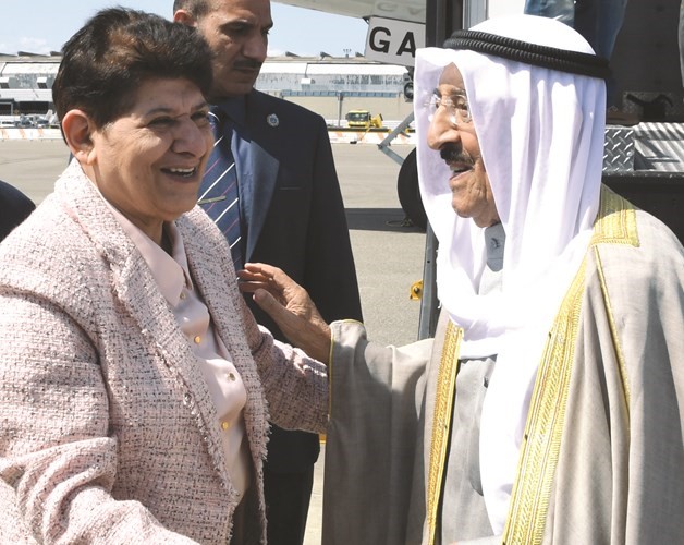 صاحب السمو الأمير الشيخ صباح الأحمد مصافحا د.رشا الصباح ﻿