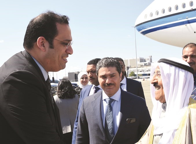 صاحب السمو مصافحا أحد مستقبليه ﻿