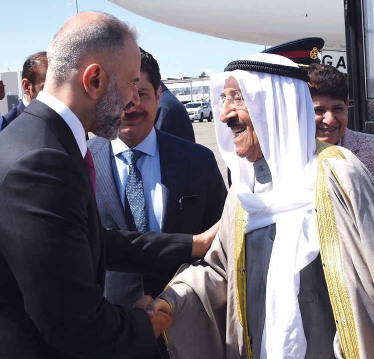 صاحب السمو الأمير الشيخ صباح الأحمد مصافحاً أحد مستقبليه لدى وصوله إلى أميركا
