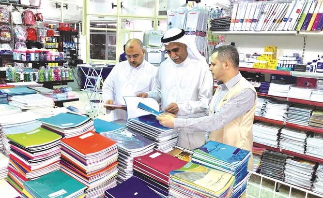 عايد العنزي يطلع على المستلزمات المدرسية في مهرجان القرطاسية﻿