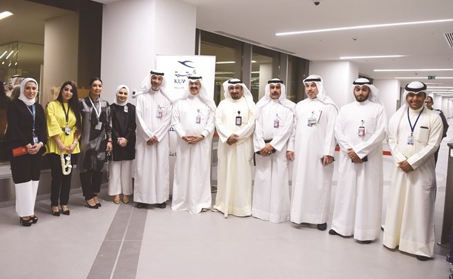يوسف الجاسم وعبدالله الشرهان وم.عماد الجلوي وعدد من العاملين في الطيران المدني والكويتية لدى الاستعداد لاستقبال الحجاج	(ريليش كومار)﻿