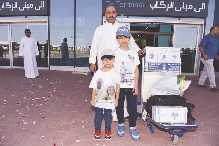 حاج وفي استقباله ولداه ﻿