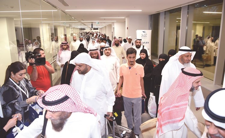 عدد من الحجاج العائدين في مبنى الركاب الجديد﻿