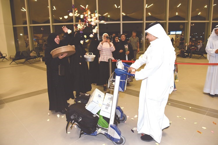 نثر الورود على أحد الحجاج﻿
