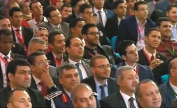 صورة من التلفزيون للمشاركين في المؤتمر﻿