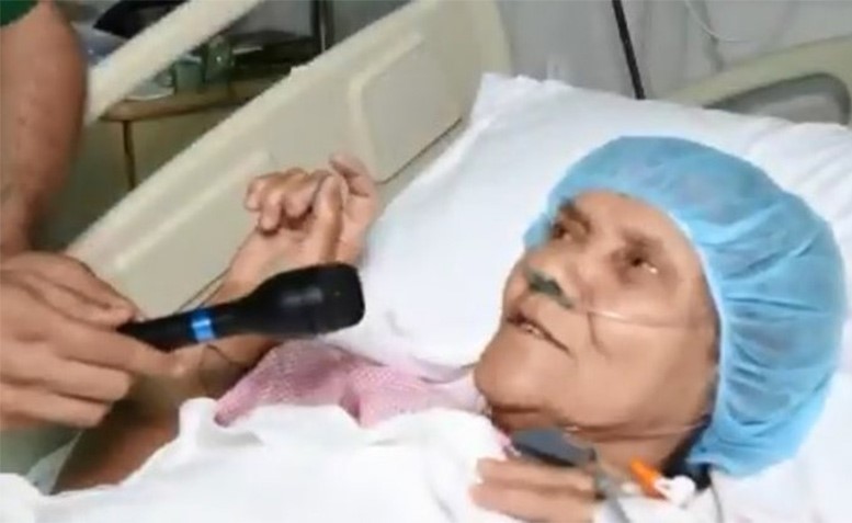 بالفيديو.. رسالة من حاجة إيرانية تعرضت لجلطة وتعامل معها فريق طبي بمكة