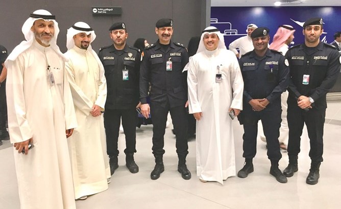 المستشار جمال الجلاوي خلال الجولة قي المطار ﻿