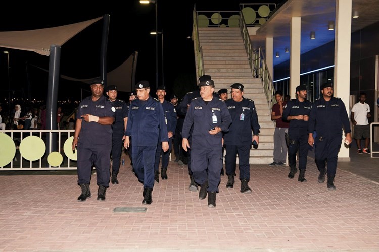 وكيل وزارة الداخلية خلال جولته على عدد من المخافر ويبدو اللواء جمال الصايغ والعميد عبدالله سفاح ﻿