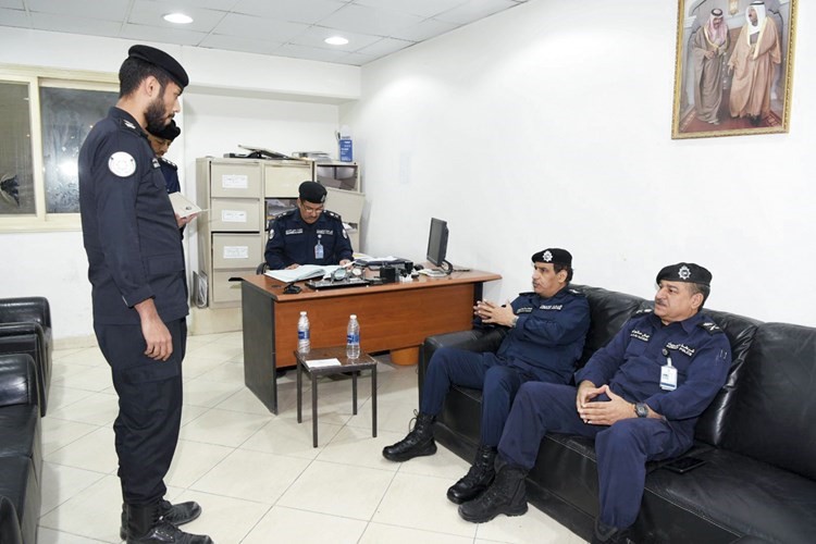 الفريق النهام خلال تواجده في احد المخافر ويبدو أحد الضباط يشرح سبل تحقيق الخطة الأمنية﻿