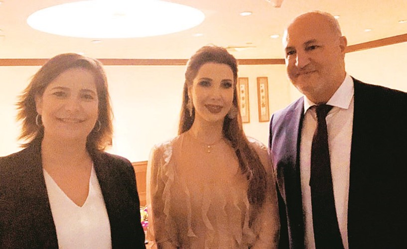 السيد نيكولا رعد وزوجته القائم باعمال السفارة اللبنانية نسرين بوكرم مع النجمة نانسي عجرم﻿