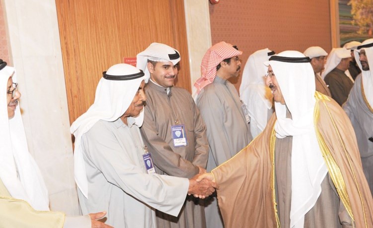 صاحب السمو الأمير الشيخ صباح الأحمد مصافحا الراحل خليفة الراشد في أحد اللقاءات﻿
