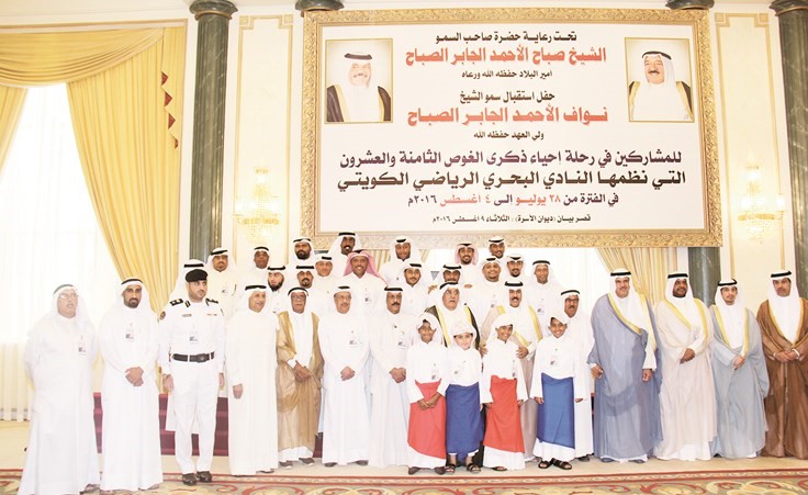 سمو ولي العهد الشيخ نواف الأحمد مع الراحل خليفة الراشد رحمه الله خلال ختام رحلة الغوص 28﻿