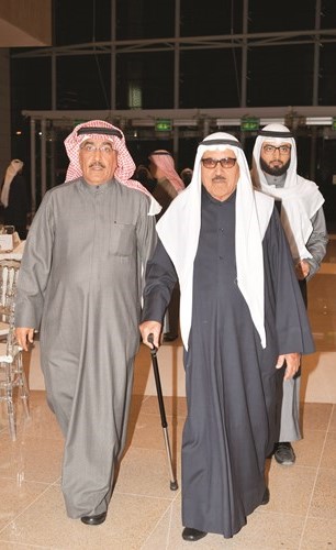 نائب رئيس التحرير الزميل عدنان الراشد مع والده خليفة الراشد رحمه الله﻿