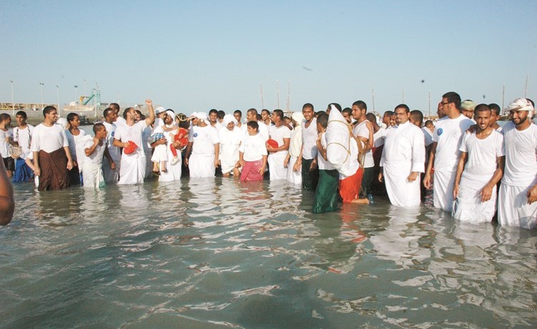 النوخذة خليفة الراشد رحمه الله خلال مراسم القفال﻿