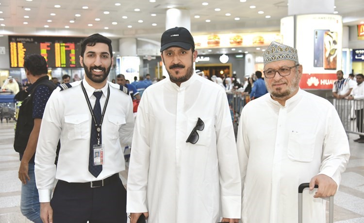 الحاج خالد عبدالله مع عبدالرحمن الفيلكاوي من إدارة العمليات بالمطار (محمد هنداوي)﻿