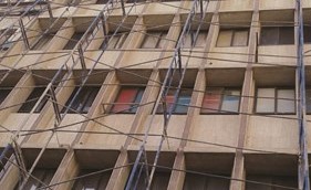 أحد المباني القديمة يخضع للترميم تجاوبا مع القرار﻿