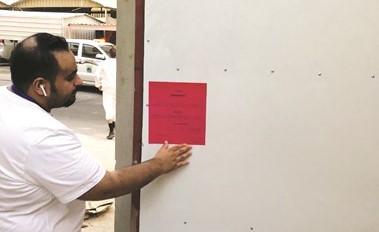 وضع ملصق للمنزل المخالف﻿