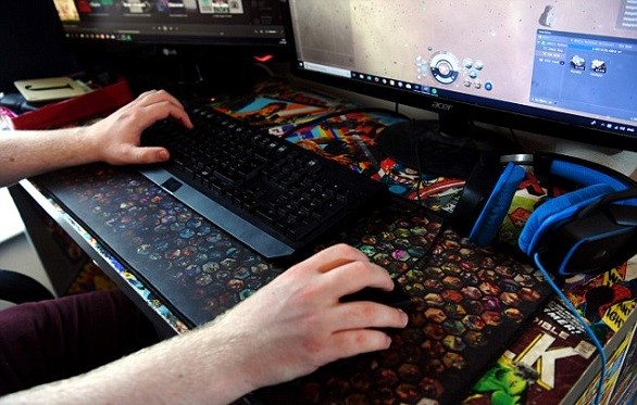 يفقد لهجته الأصلية بعدما أدمن ألعاب الفيديو