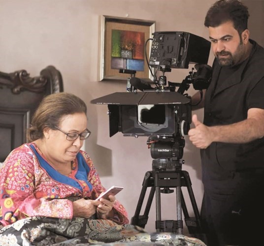 مناف مع الفنانة القديرة حياة الفهد أثناء تصوير مع حصة قلم﻿