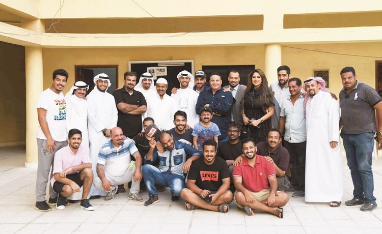 مناف عبدال في لقطة تذكارية مع فريق مسلسل الحزرة﻿
