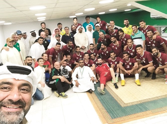 قدامي اللاعبين وعدد من إداريي العربي مع الفريق﻿