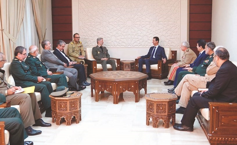 الرئيس بشار الأسد مستقبلا وزير الدفاع الايراني أمير حاتمي والوفد العسكري المرافق له	(أ.ف.پ)﻿