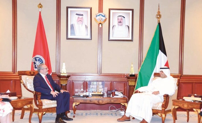نائب رئيس الوزراء ووزير الدولة لشؤون مجلس الوزراء ‏أنس الصالح خلال لقائه مع السفير الأميركي لورانس سيلفرمان﻿