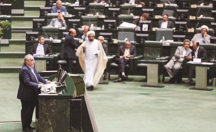  وزير الشؤون الاقتصادية والمالية مسعود كرباسيان متحدثا امام البرلمان امس قبيل التصويت على سحب الثقة منه					(أ.ف.پ)﻿