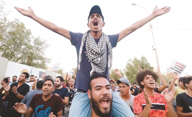 شباب عراقيون خلال احتجاجات على البطالة في البصرة امس الاول	(أ.ف.پ)﻿