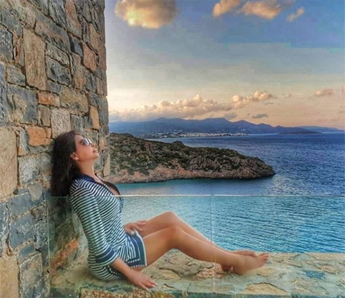 شاهد.. إليسا تتجاوز أزمتها وتبحر في مياه اليونان