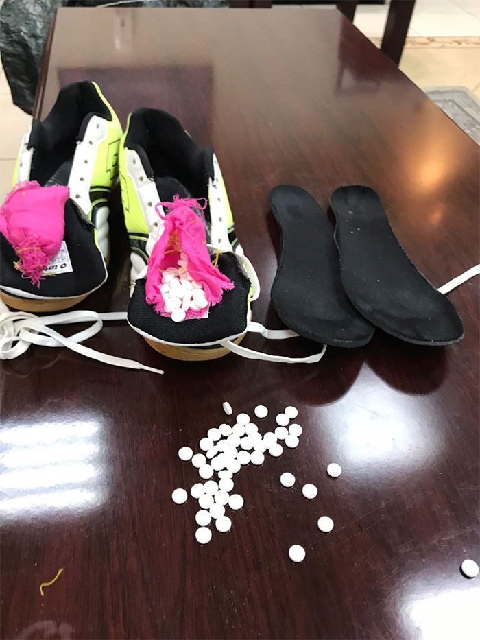 بالفيديو.. ضبط 300 حبة مخدرة في لسان حذاء رياضي