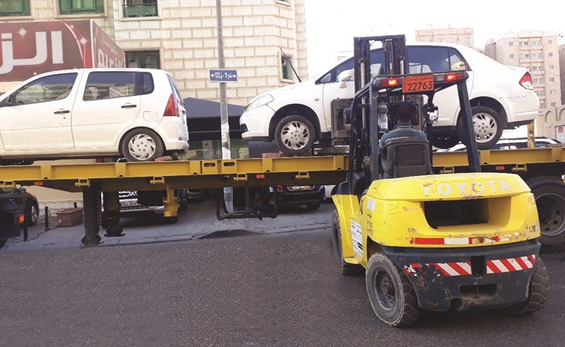 رفع عدد من السيارات المهملة﻿