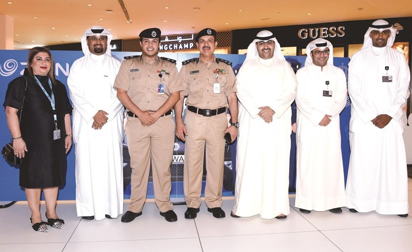 العميد الكندري والمقدم بوصليب مع مسؤولي زين في المعرض﻿