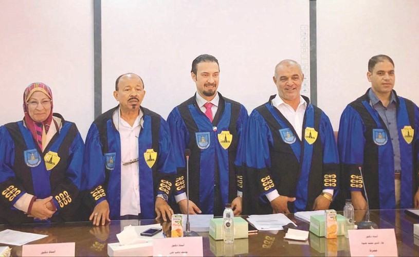 د.ناصر بوعباس مع لجنة المناقشة في جامعة الإسكندرية﻿