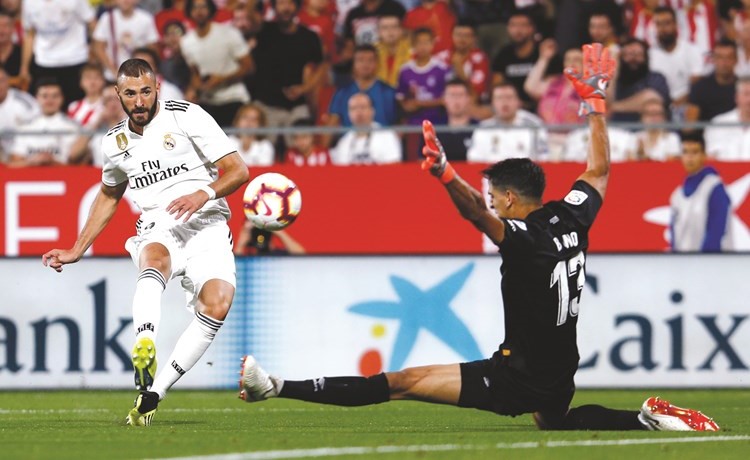 نجم ريال مدريد كريم بنزيمة تألق في المباراة وسجل هدفين (أ.ف.پ)