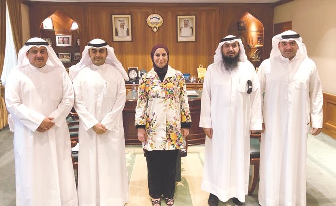 م. عواطف الغنيم تتوسط م. فيصل العتل والمهندسين﻿