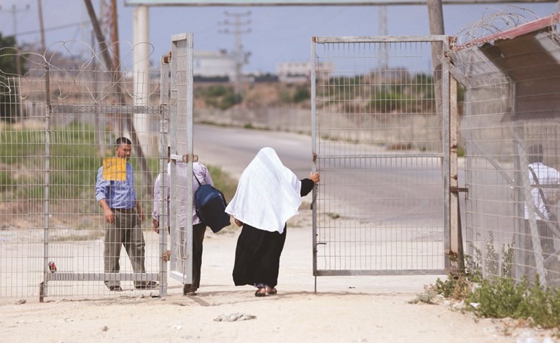 فلسطينيان يمران من خلال معبر بيت حانون عقب اعادة فتحه امس	(ا.ف.پ) ﻿