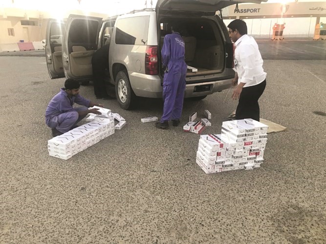 اخراج كروزات السجائر المهربة من دبة المركبة ﻿