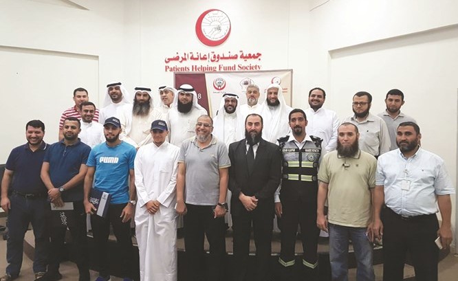 عدد من الأطباء مع مجموعة من الحجاج ﻿