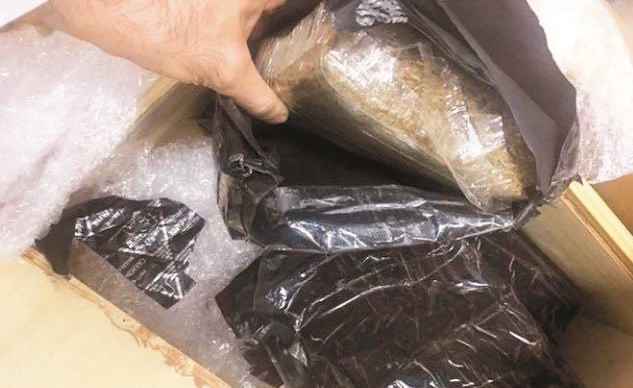 الطرد بعد فضه والعثور على مخدر القنب﻿