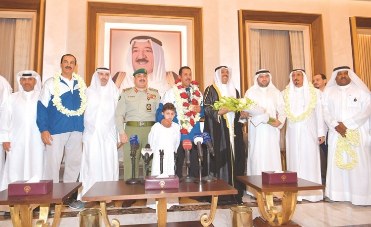 الشيخ م.حمود المبارك والفريق ركن م.هاشم الرفاعي وم.دعيج العتيبي في استقبال البطلين منصور وعبدالله الرشيدي	(قاسم باشا)﻿